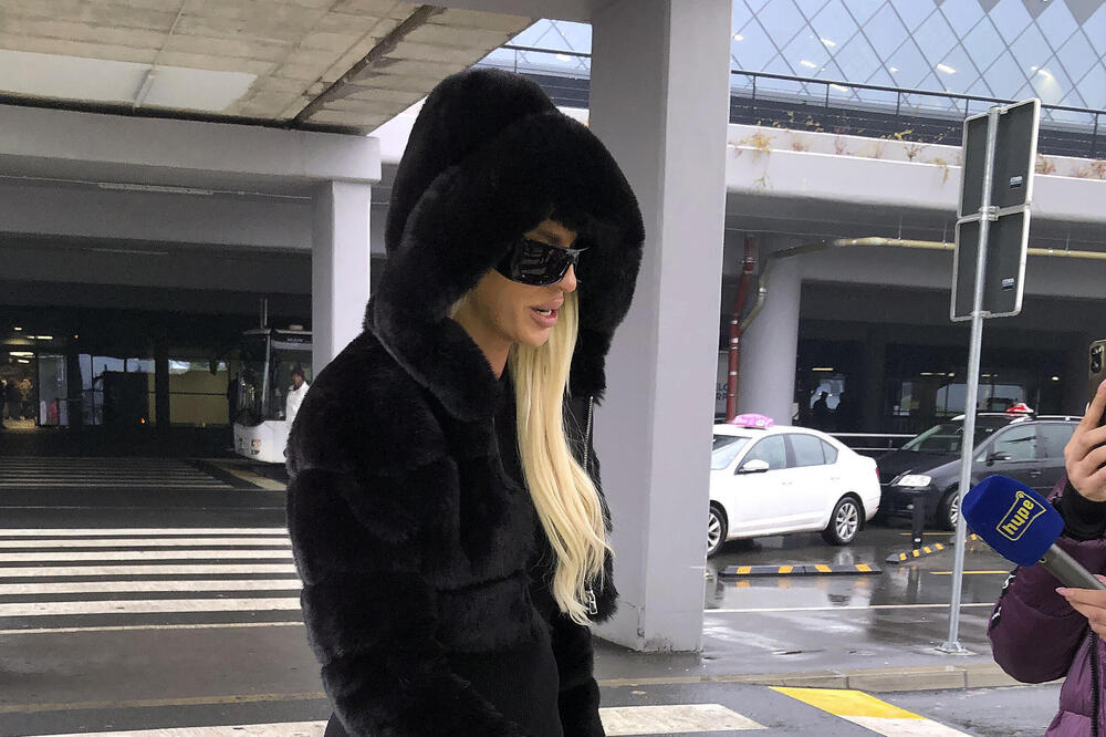 ŠTA SE DEŠAVA SA KARLEUŠOM? Nakon problema sa ZDRAVLJEM ona NEPRPOZNATLJIVA: Jedna stvar na njenom LICU je ODALA