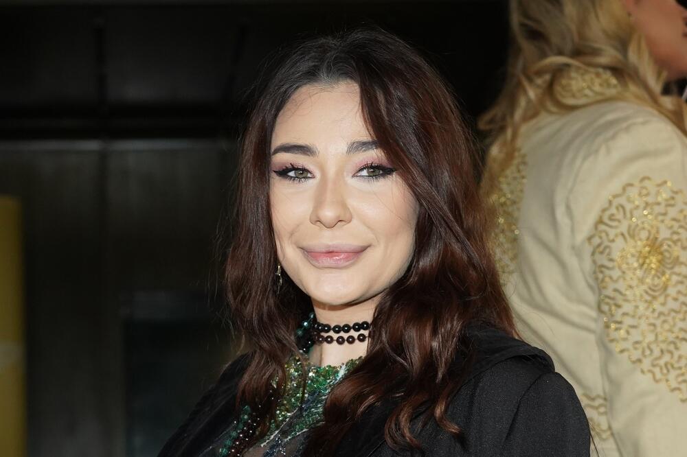 OGLASILA SE SANJA VUČIĆ NAKON ZEMLJOTRESA U CRNOJ GORI: Pevačica PREPLAŠENA, detaljno opisala JEZIVU SCENU