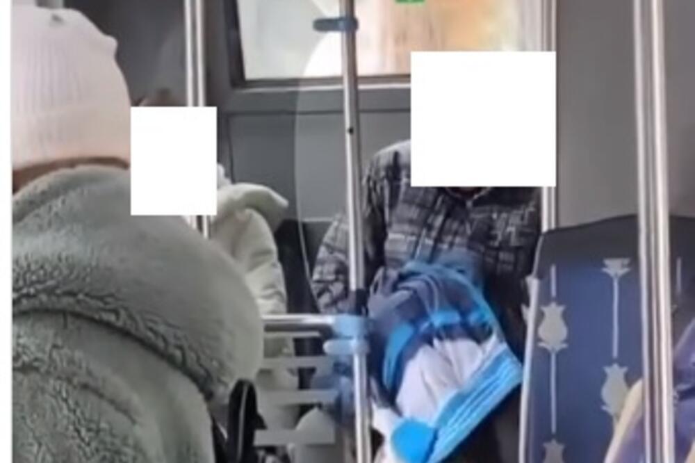 JEZIVO! MANIJAK MASTURBIRA U PUNOM BUSU U BG, PORED NJEGA UPLAŠENA DEVOJKA: Reakcija putnika je NEDOPUSTIVA!