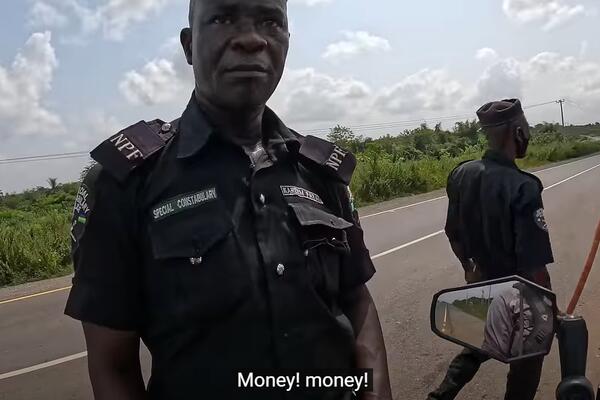 ŽENA SNIMALA SAOBRAĆAJCA DOK JOJ TRAŽI PARE: Snimak šokirao svet, SMEJAO SE naočigled kamere (VIDEO)