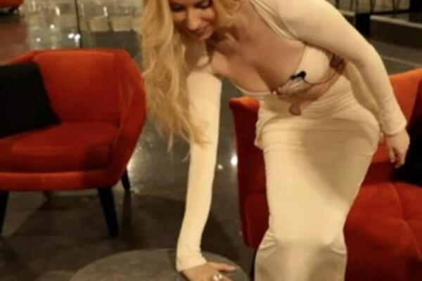 SRPSKU PEVAČICU SAMO JOŠ NA LUSTER NISU OKAČILI DA ODATLE PEVA! PRAVI NAJLUĐI PROVOD U REGIONU: Znate li ko je ona?