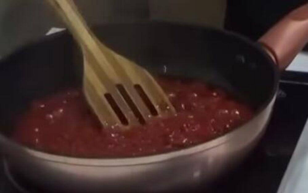 Suve crvene paprike u tiganju