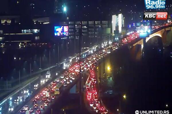 AKO KREĆETE KA CENTRU, NAORUŽAJTE SE STRPLJENJEM: Vozila MILE, a i ovi DELOVI su ZAKRČENI (FOTO)