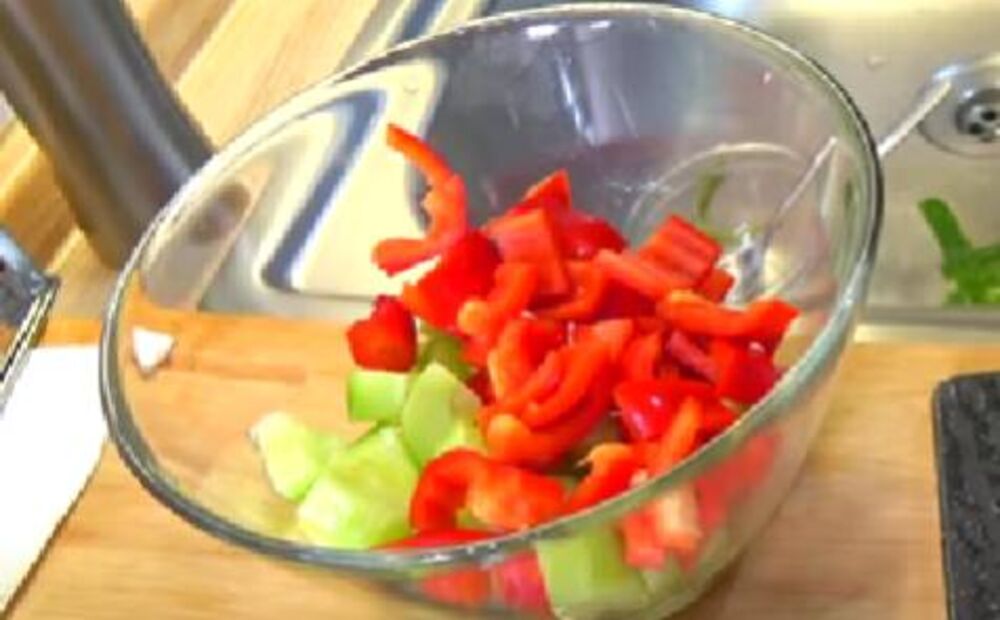 Paprika, crni luk i krastavac u činiji