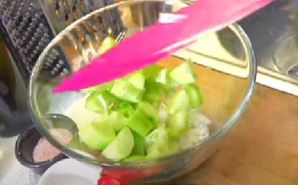 Crni luk u krastavac u činiji