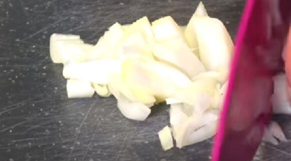 Seckanje crnog luka za kafansku šopsku salatu