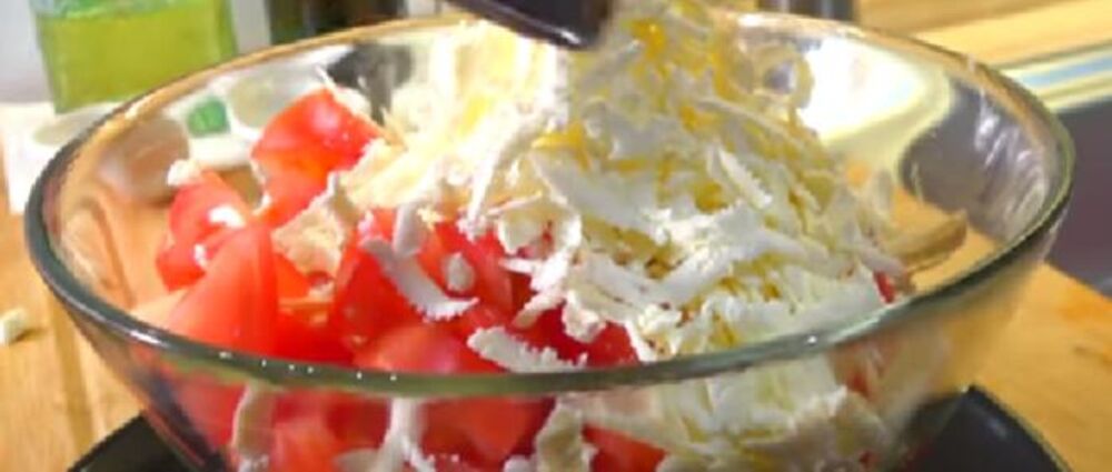 Paradajz, sir, krastavac, crni luk i papria u činiji