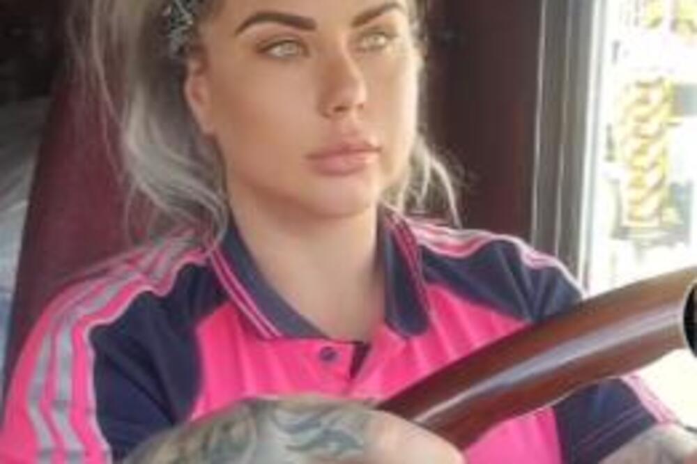 ZANOSNA PLAVUŠA VOZI TERETNI KAMION: Svoje atribute NE KRIJE, a MUŠKARCI joj JAVNO PORUČILI... (VIDEO)