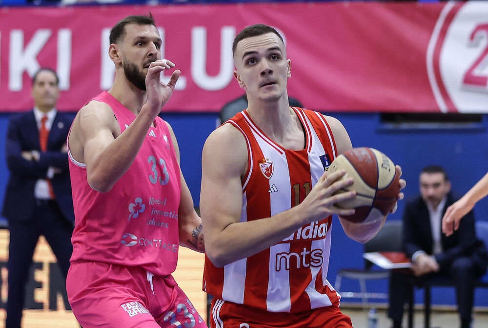 Marko Simonović dok je nosio dres Crvene zvezde u duelu sa aktuelnim košarkašem crveno-belih Urošem Plavšićem