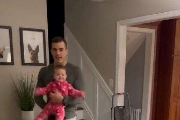 TATA JE BEBU UNEO U SOBU, A ONA JE KRENULA DA SE RADUJE: Zbog ONOGA što je videla, jedva je OSTALA u rukama (VIDEO)