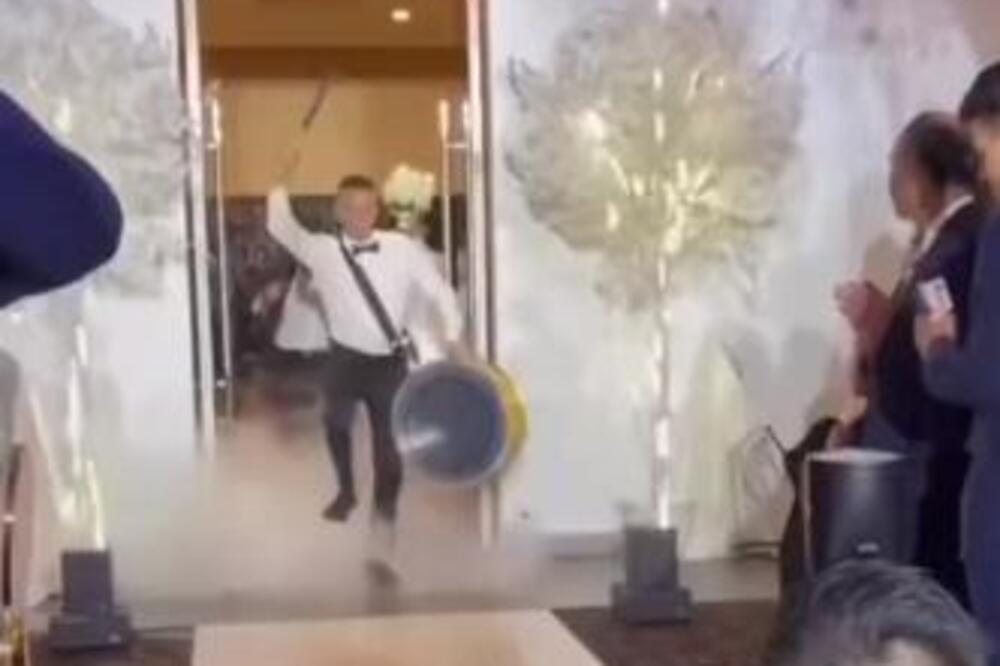 VESELI BUBNJAR PAO KAO POKOŠEN: Iako je on na PODU, sve je FRAPIRALA neprimerena REAKCIJA mladenaca (VIDEO)