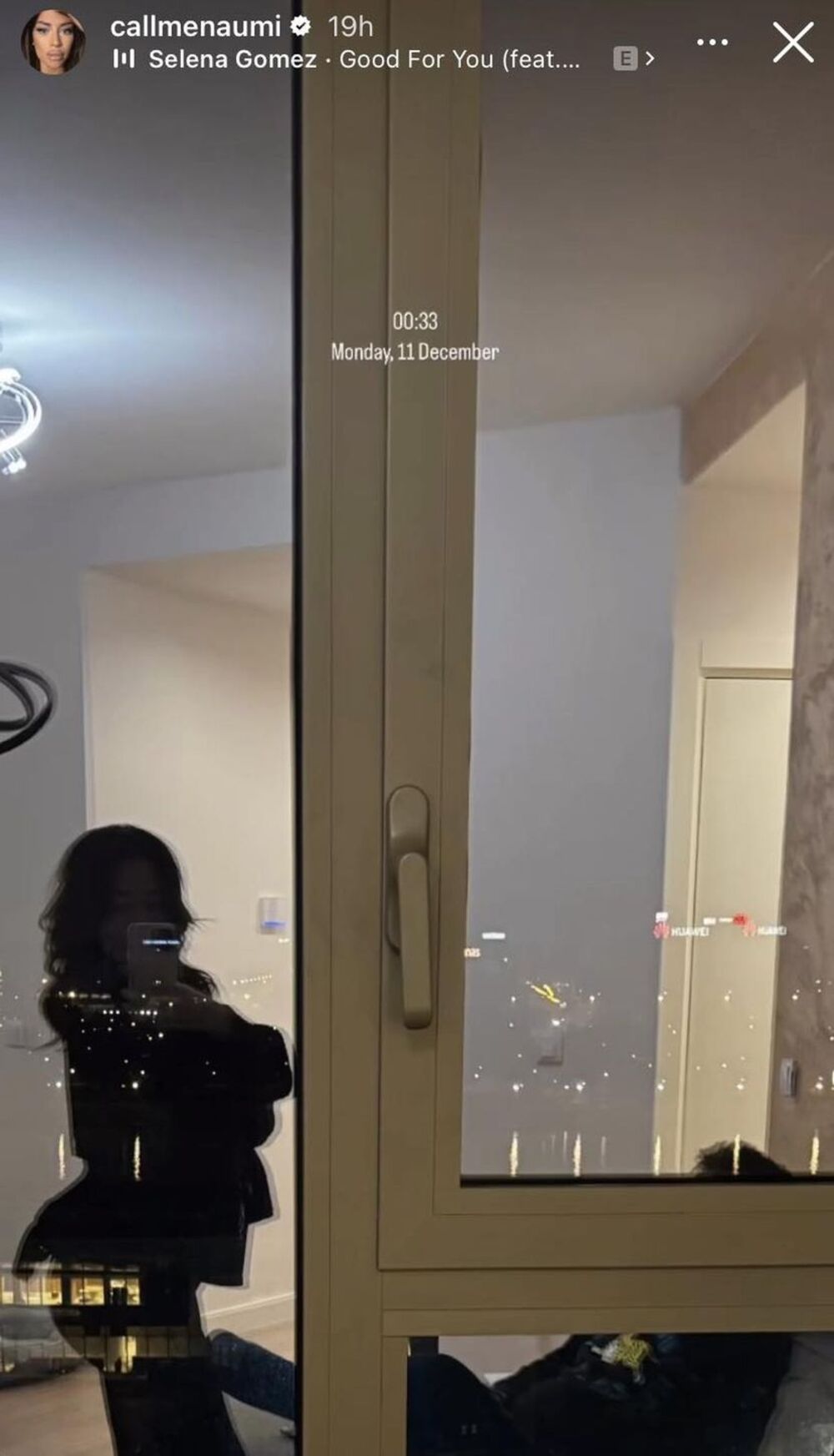 Trudnički stomak pao je u prvi plan, a iza nje svetla grada