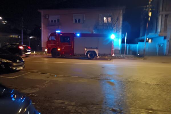 STRAVIČNA NESREĆA U VREOCIMA: Od automobila ostao SAMO GEPEK, vatrogasci NA LICU MESTA (FOTO)