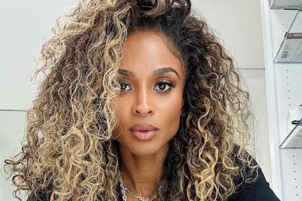 ČUVENA PEVAČICA SE PORODILA ČETVRTI PUT: Evo koje IME je odabrala za NASLEDNICU