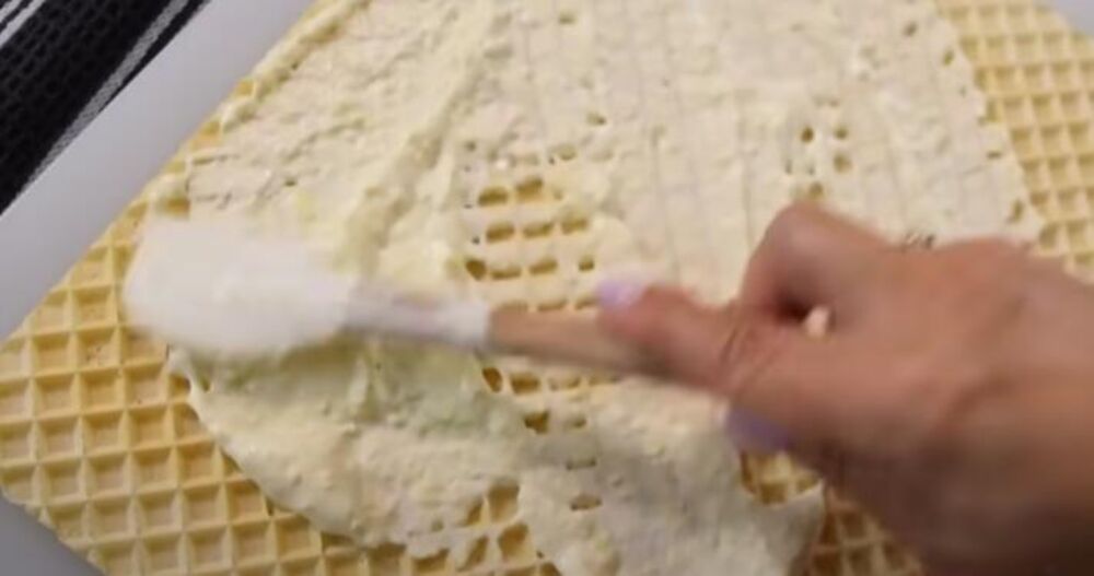 Premazivanje slane torte sa oblandama