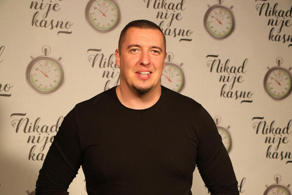 EVO KAKVU JE LEPOTICU OŽENIO AMAR GILE, ZBOG OVOGA MU SVI ZAVIDE: Pevač BLISTA kraj ovakve ŽENE, svaka mu čast