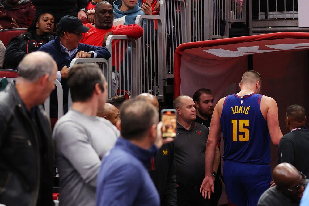 Nikola Jokić odlazi u svlačionicu posle isključenja