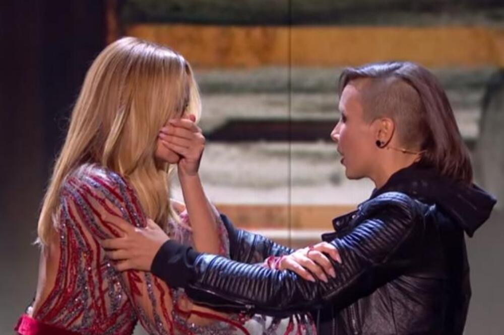 TAKMIČARKA JE IZAŠLA NA BINU I POZVALA ČLANICU ŽIRIJA SA NJOM: Kad je izašla iza bine, sledila se u mestu