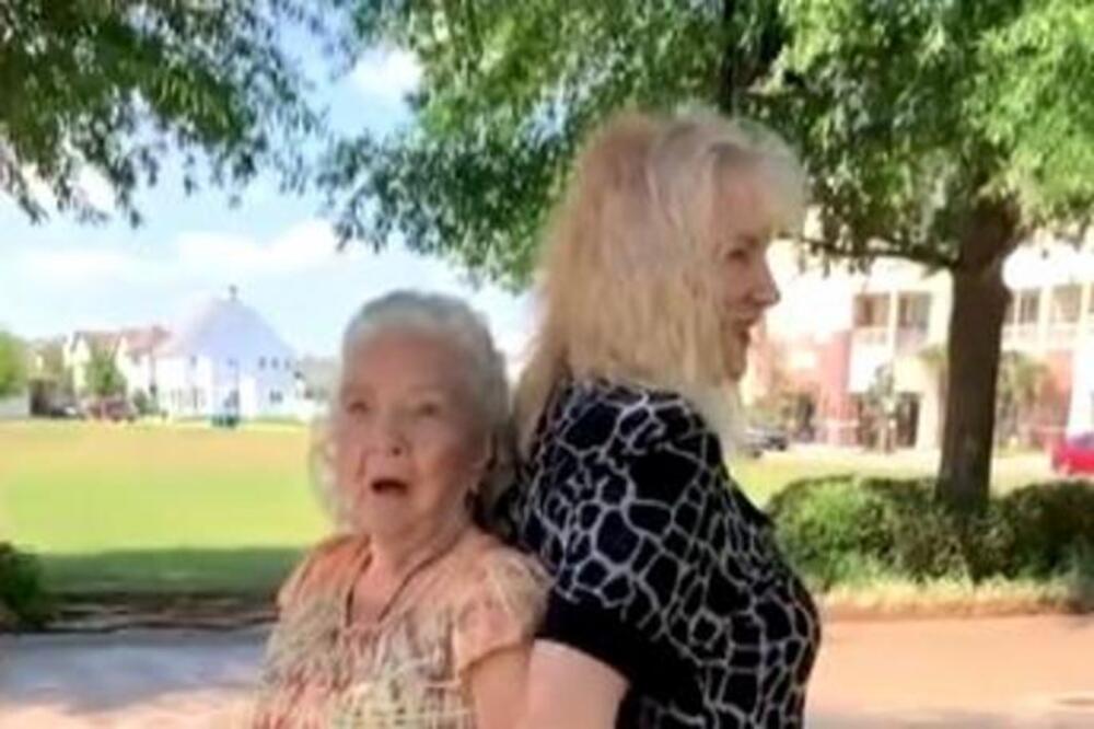 DALA ĆERKU NA USVAJANJE PRE 70 GODINA, SNIMLJEN JE TRENUTAK KADA SU SE PRVI PUT SRELE: Reakcija će vas zaprepastiti