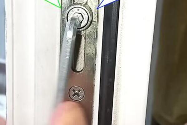 AKO VAM JE U KUĆI HLADNO TO JE ZATO ŠTO VAM PROZORI NE DIHTUJU DOBRO: Stavite KLJUČ u ovu RUPU i ZAVRNITE