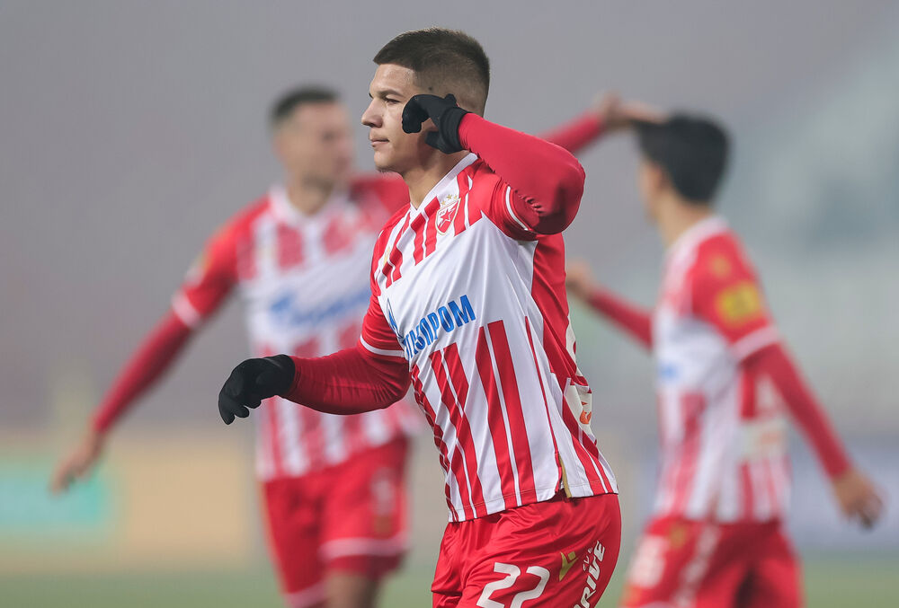Jovan Mijatović slavi gol u dresu Crvene zvezde