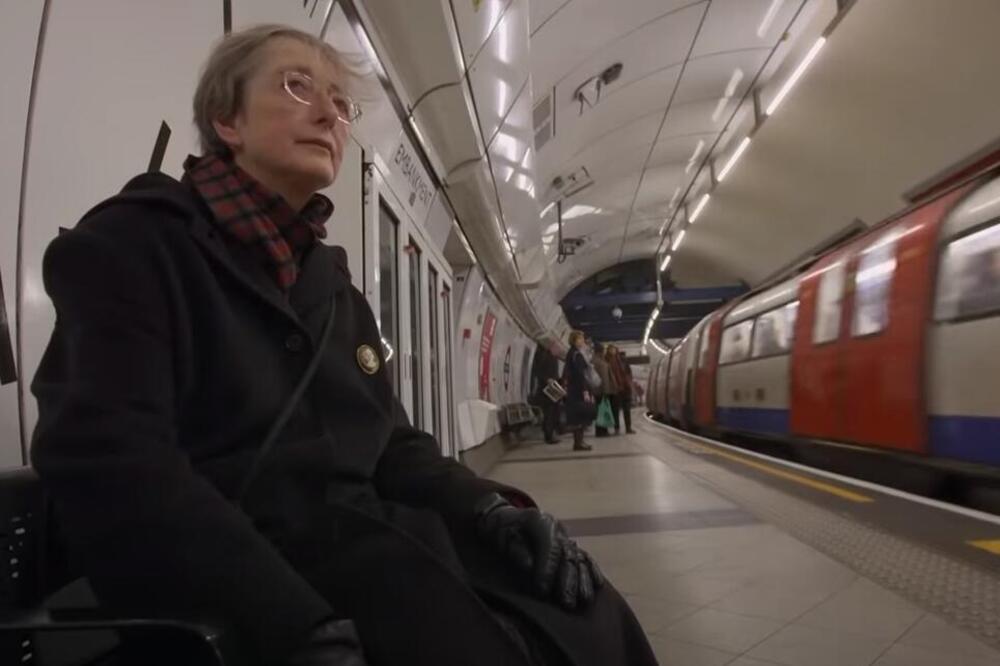 OVA ŽENA GODINAMA DOLAZI NA STANICU SAMO DA BI ČULA GLAS SA RAZGLASA: Razlog iza toga će vam SLOMITI SRCE (VIDEO)