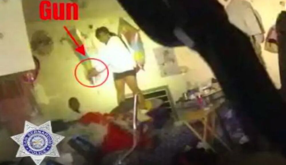 Potresna fotografija na kojoj se vidi kako žena drži pištolj uperen u dečakovu glavu