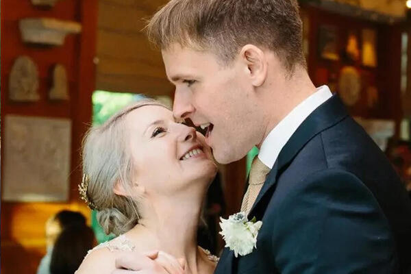 MUŽ PRONAŠAO EKSPLICITNE SLIKE I RAZNA POMAGALA U ŽENINOM TELEFONU: Zbog onog što je VIDEO TAMO, ostao je ukopan