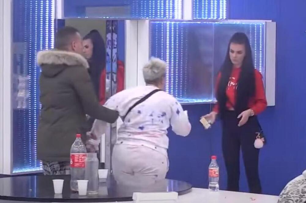 PALA ROLETNA! MATORA SE RASULA NA KOMADE ZBOG ANĐELA I ANITE: Ljubomora je RAZARA, pa se sad setila i ROĐENE MAJKE