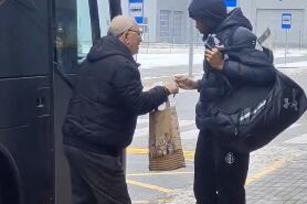 OVO JE KOŠARKA, OVO JE EMOCIJA! Dekica dočekao košarkaše Partizana, autograme sakupljao u album sa sličicama! VIDEO