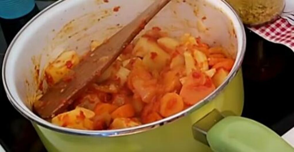 Sastojci za posni paprikaš u šerpi