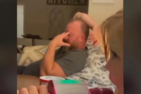 OTAC PROKLINJAO SAM SEBE ŠTO JE ĆERKICI KUPIO IGRAČKU: Počeo je da KUKA čim je KRENULA DA... (VIDEO)