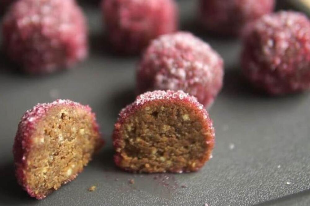 SITNI KOLAČI SA MEDOM I KEKSOM KOJI SE UMAČU U SOK OD CVEKLE: Neće vam biti dobro ih kad probate, PREUKUSNI SU