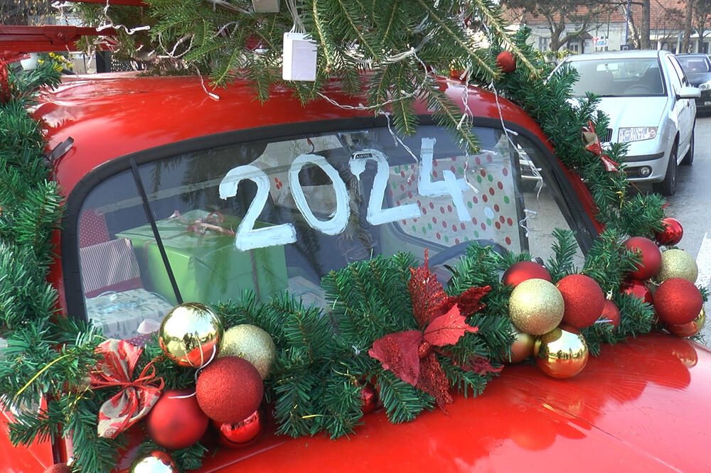 U SRPSKOM GRADU DEDA MRAZ NE DOLAZI SANKAMA: Umesto jelke novogodišnja SEKVOJA, a UKRASI će vas ODUŠEVITI (FOTO)