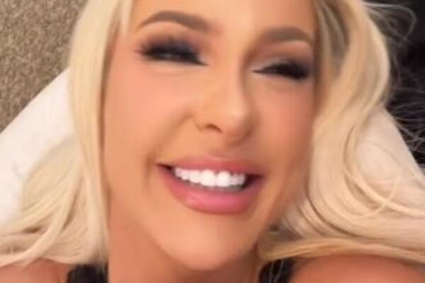 PREZGODNA PLAVUŠA SNIMALA VIDEO, PA JOJ NEŠTO ISPALO IZ USTA: Svi ostali FRAPIRANI kada su videli ŠTA RADI SA...