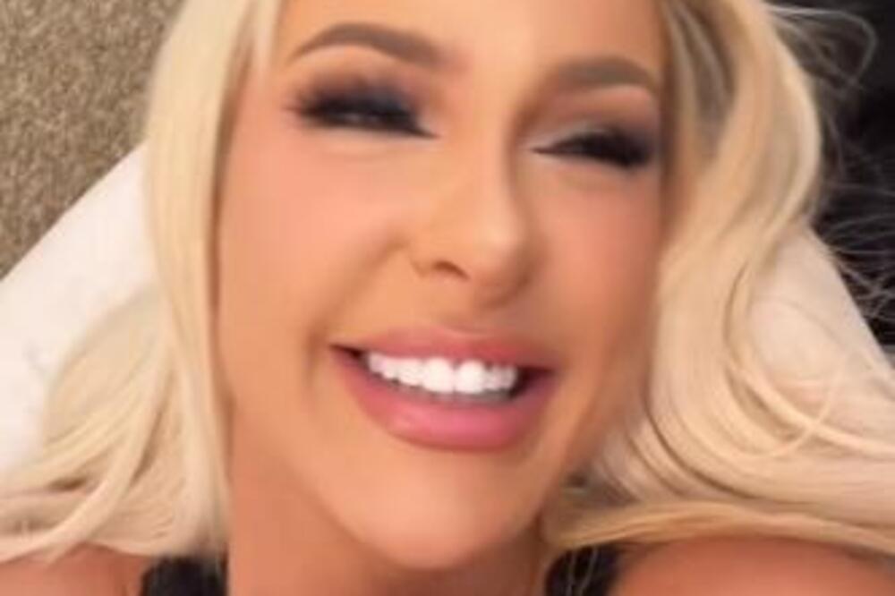 PREZGODNA PLAVUŠA SNIMALA VIDEO, PA JOJ NEŠTO ISPALO IZ USTA: Svi ostali FRAPIRANI kada su videli ŠTA RADI SA...