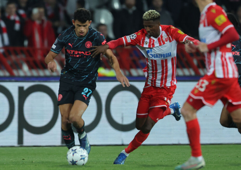 Mateus Nunjes u prodoru pored Pitera Olajinke