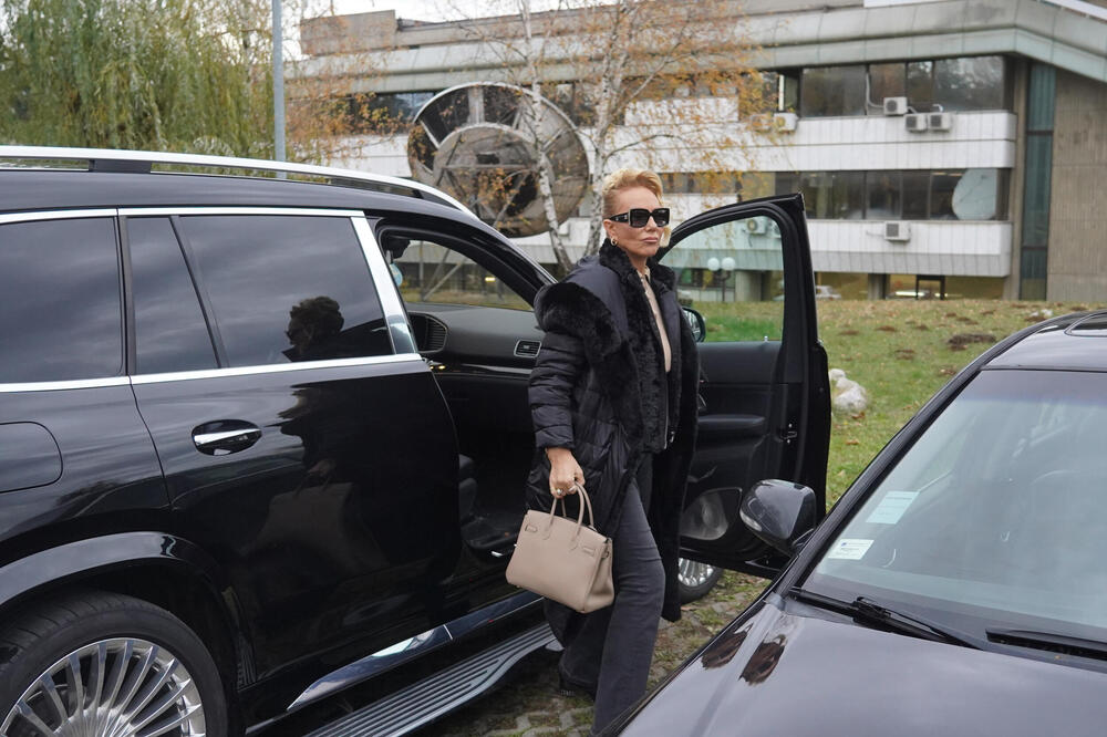 BRENA IZAŠLA IZ PRESKUPE MAŠINE! Auto joj vredi kao STAN U BEOGRADU, a torbica je posebna priča, VRTOGLAVO MNOGO!