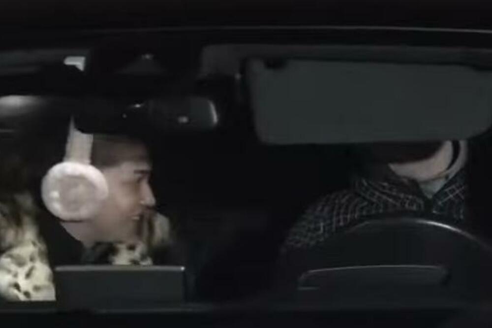 POZNATA PEVAČICA UHVAĆENA U AKCIJI SA DEČKOM: Skrivena kamera ih snimila u AUTU, mislili su da ih NIKO NE VIDI...