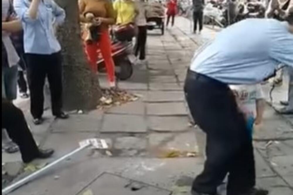 KOMUNALCI POČELI DA MALTRETIRAJU BAKU, NJEN UNUK JE ODMAH USKOČIO: Čim ga vidite, biće vam jasno zašto mnogi plaču