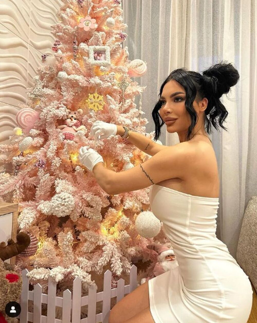 Ravan stomak, kao i bujni atributi su privukli pažnju mnogih