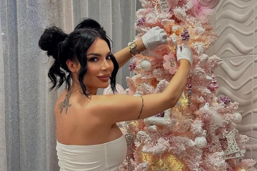 POKAZALA OKIĆENU JELKU, A SVI GLEDAJU U NJENU POZADINU: NAJVRELIJA MAMA U SRBIJI ZAKUCAVA, zar se ovako POZIRA?