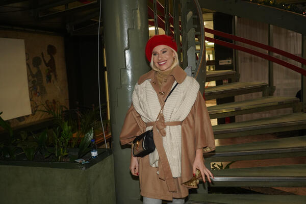 VODTELJKA RTS-A ZAPALILA MREŽE NOVOM FOTKOM: Pokazala DUGE NOGE u kratkoj haljinici, a leđa joj ČUVA ovaj MUŠKARAC