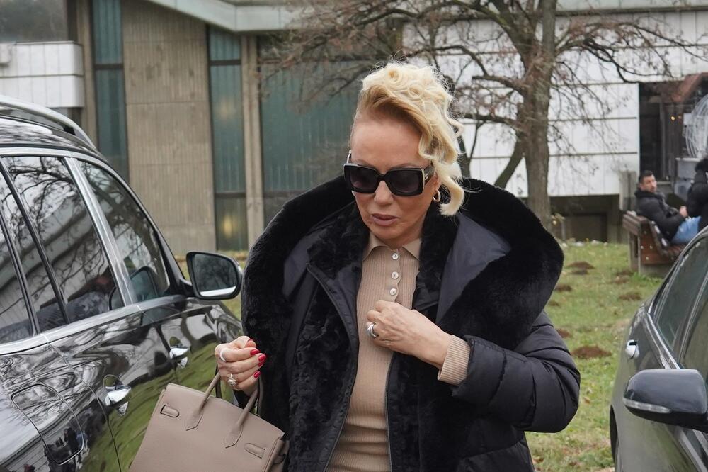 E OVO JE KRALJICA! Lepa Brena pokazala PRIRODNO IZDANJE i svima ZAPUŠILA USTA: Mnogi ovo nisu OČEKIVALI, FRAPIRA