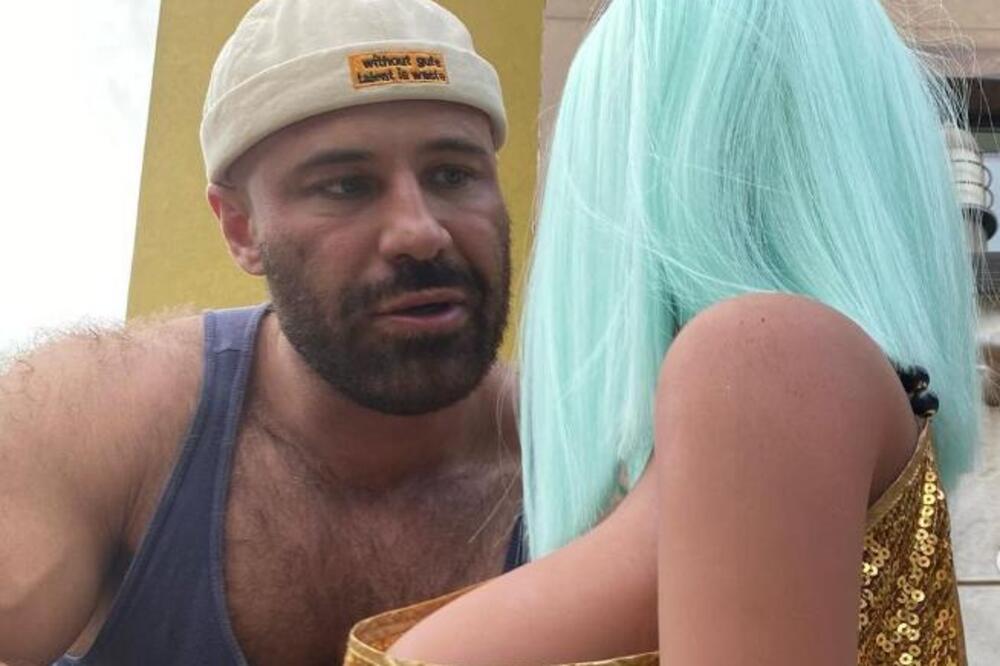 KAD VIDITE SA KIM JE OVAJ MUŠKARAC U BRAKU NEĆE VAM BITI DOBRO: Bukvalno ćete PASTI SA STOLICE, neverica! (VIDEO)