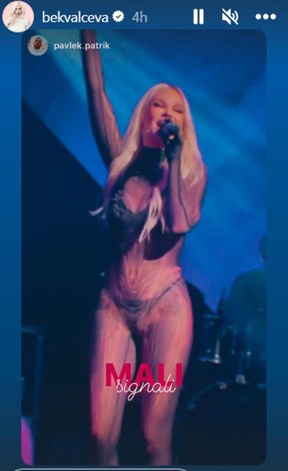 Bekvalčeva je ponela totalno providni kombinezon sa šarama koji je istakao njeno telo