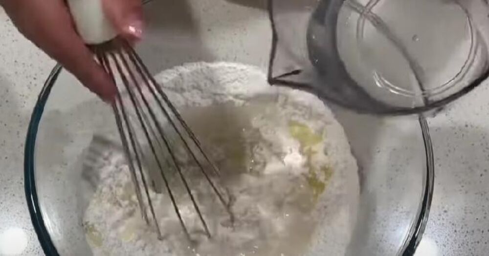 Smesa za posne palačinke u činiji