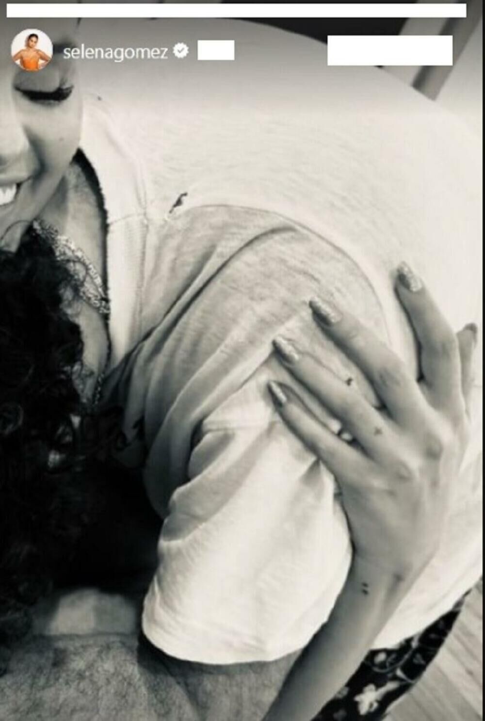 Umetnica je u zagrljaju svog dragog