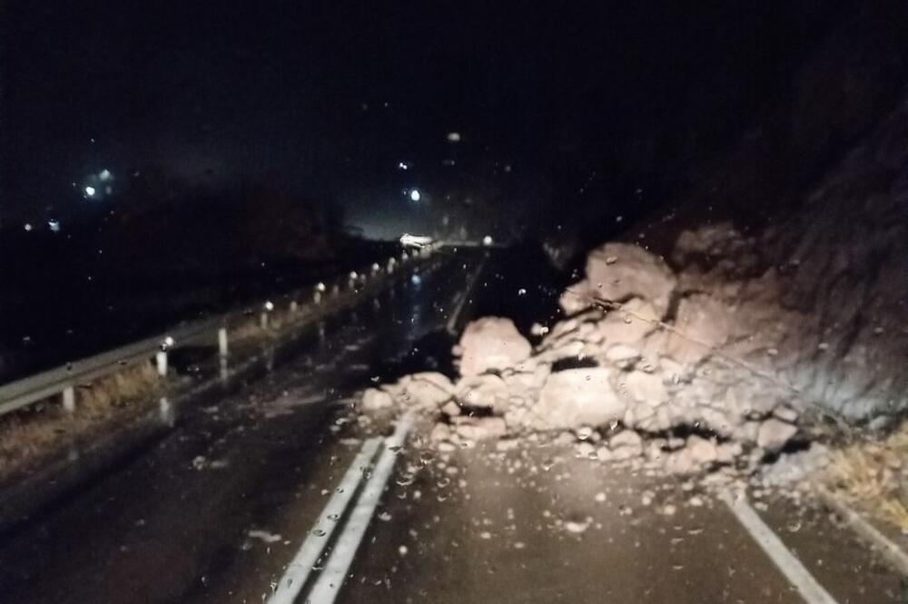 OPREZ ZA SVE VOZAČE: VELIKI ODRON KOD RAŠKE, kamenje se SURVALO na put (FOTO)