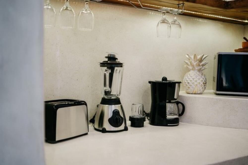 SVI MISLE DA IH OVAJ ELEKTRIČNI UREĐAJ U DODIRU SA VODOM MOŽE UBITI: Električar otkrio ISTINU, evo koliko je OPASAN